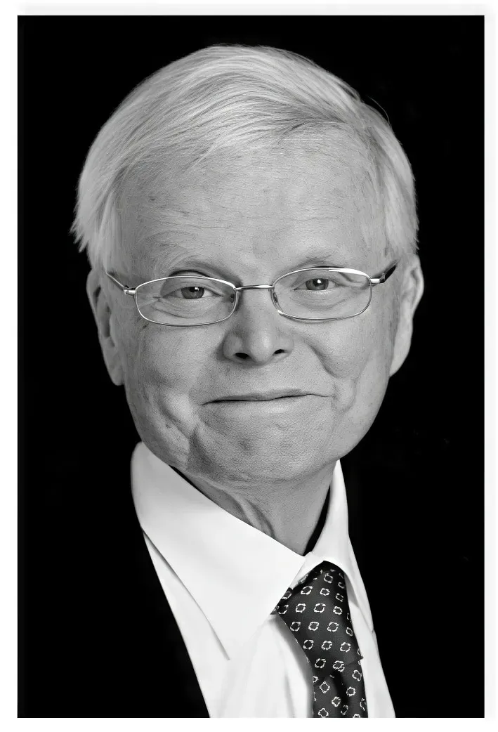 Ritratto in bianco e nero di Per-Östen Söder (1928–2020) elegante, sorridente, su sfondo scuro.