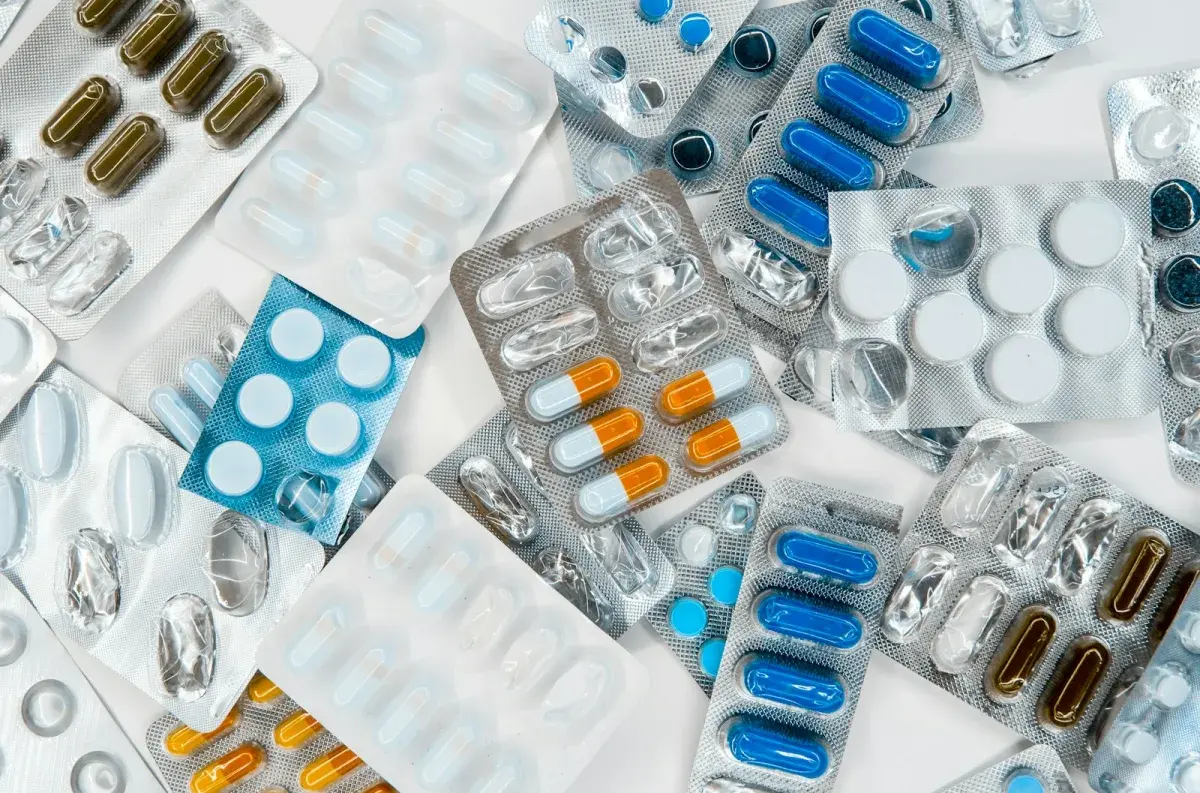 Compresse di antibiotici disposte su un tavolo