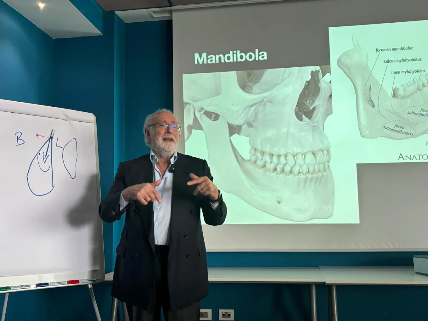 Il Dott. Giovanni Battista Bruschi durante la lezione sull'anatomia mandibolare al corso Espansione Osteo-Mucosa 4.0 a Frosinone